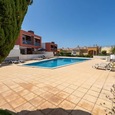 Avec Terrasse Et Acces A La Piscine A - Pt-1-50 *